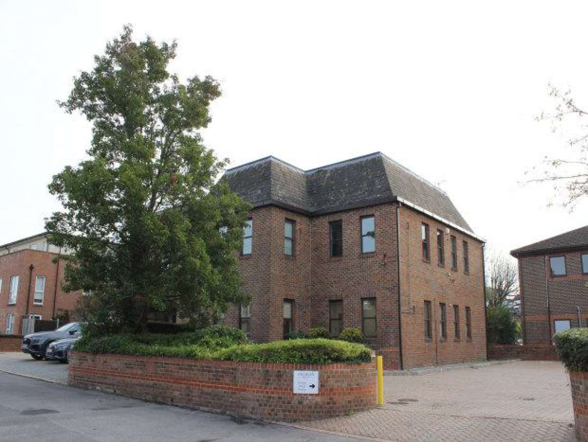 Office in 54 Queen Street Horsham - photo 2