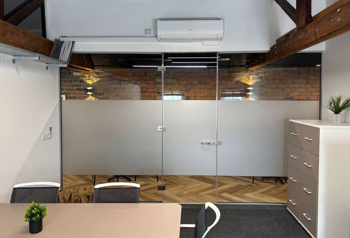 Office in Northowram - photo 3