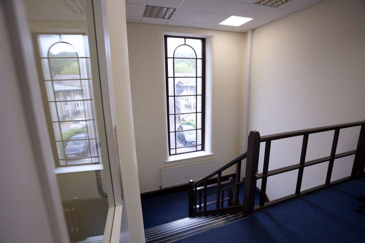 Office in Brighouse - photo 3