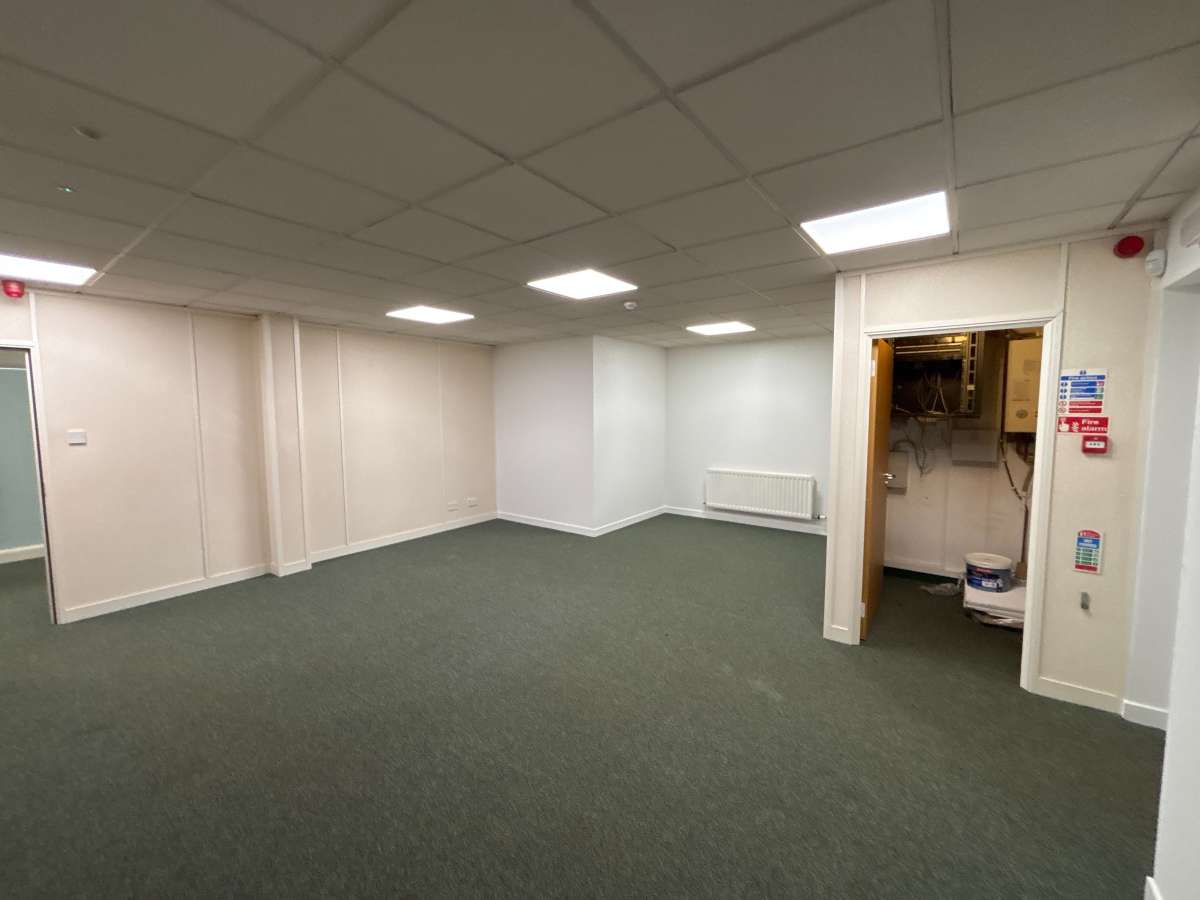 Office in Inveralmond Industrial Estate - photo 3