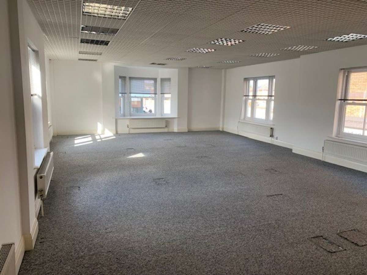 Office in Chertsey - photo 2