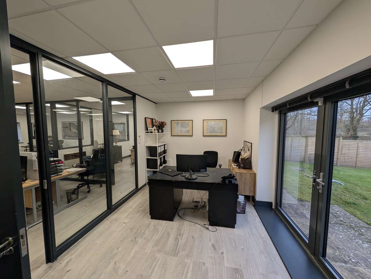 Office in Woking - photo 3