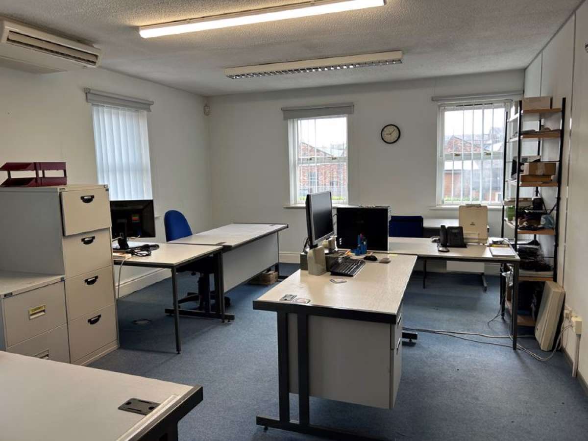Office in Congleton - photo 3