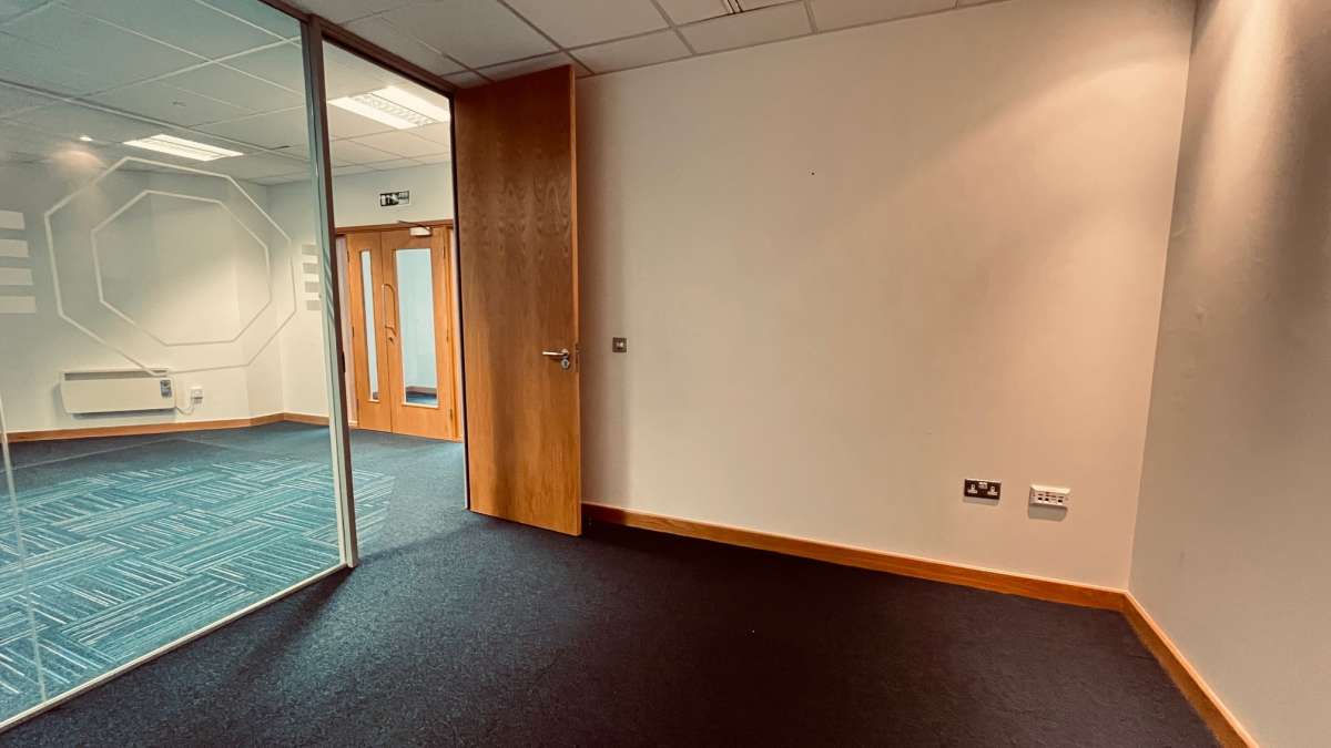 Office in Colchester - photo 3