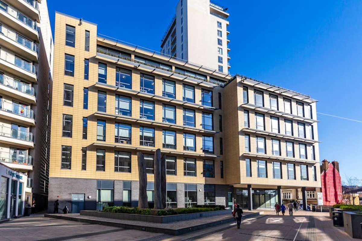 Office in Woking - photo 3