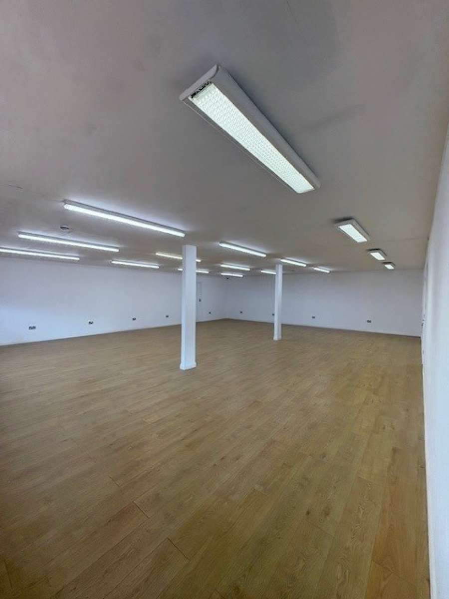 Office in Bufflers Holt - photo 3