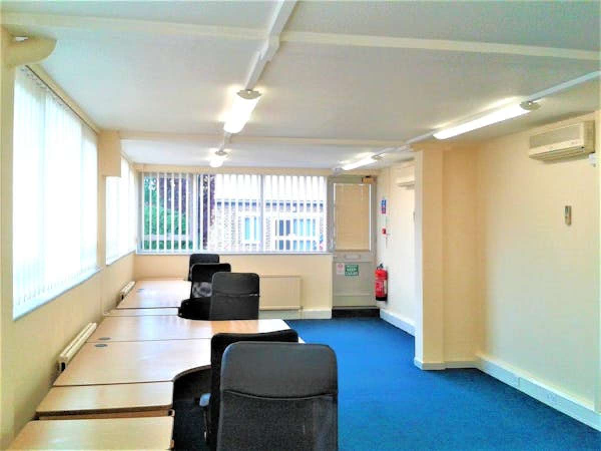 Office in Romford - photo 3
