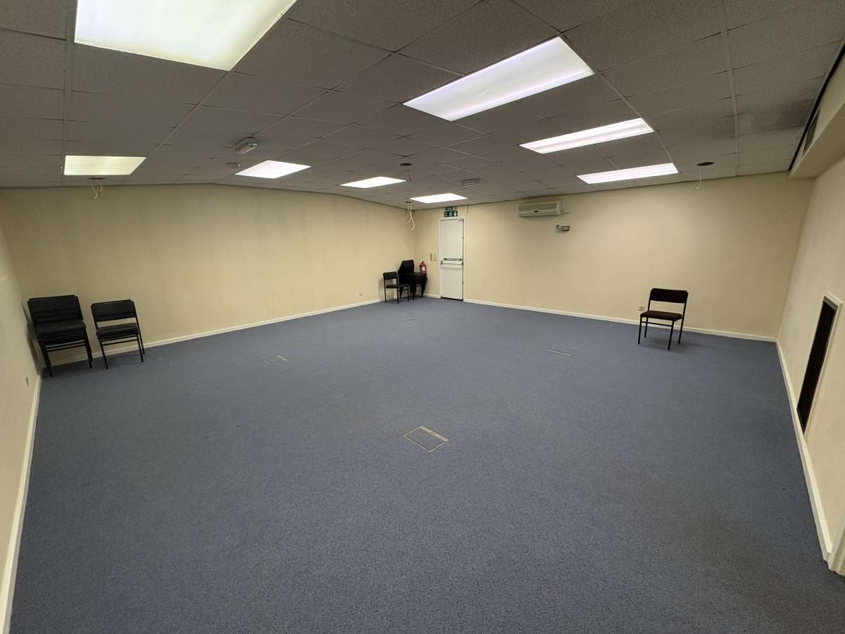 Office in Eastleigh - photo 2