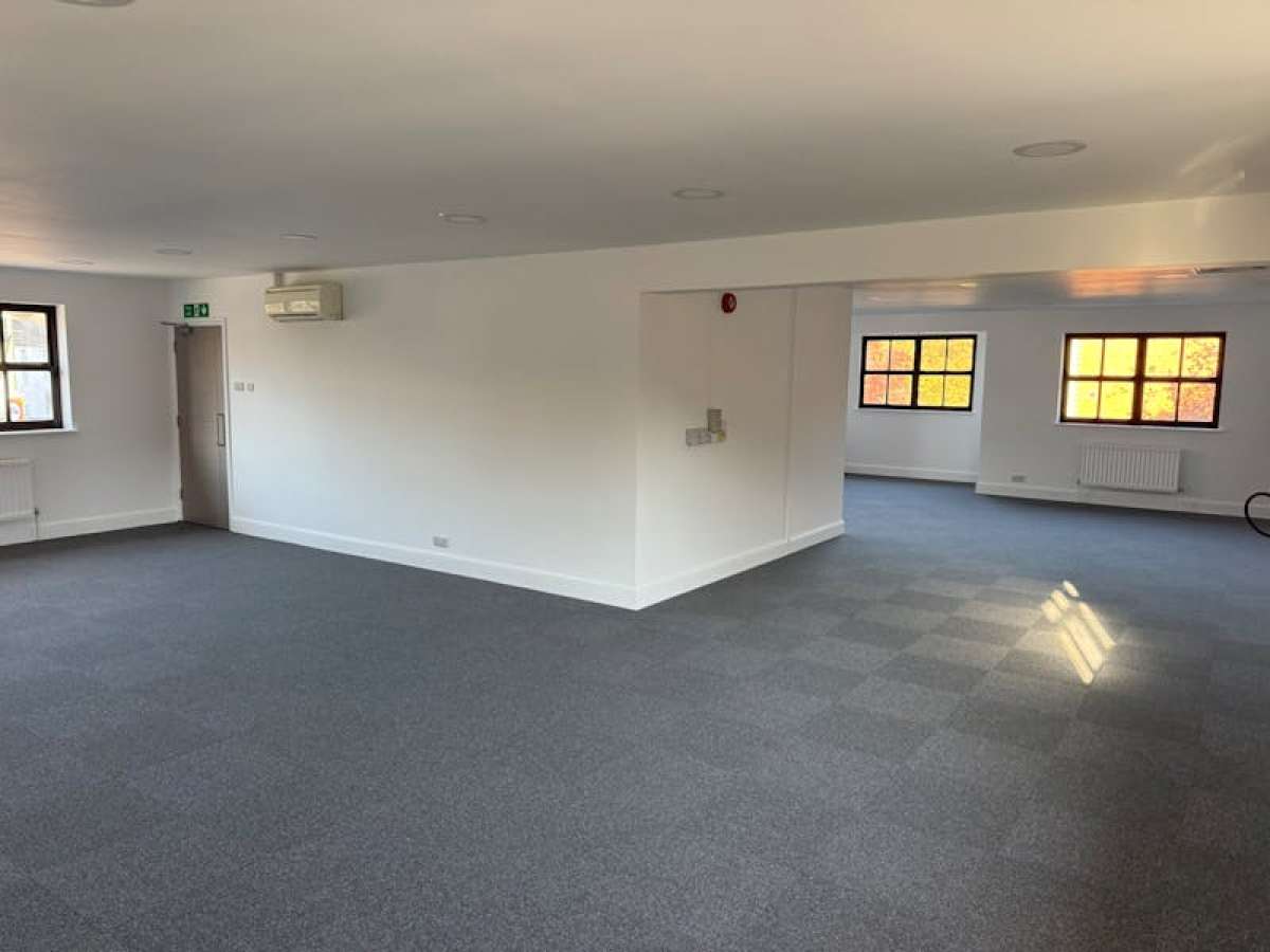 Office in Woking - photo 3