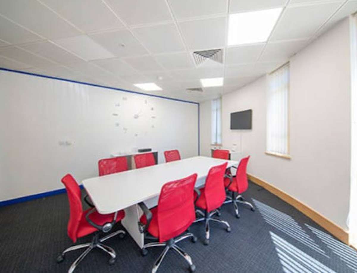 Office in Staines-upon-Thames - photo 3