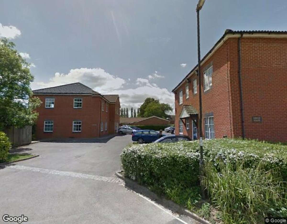 Office in Crawley - photo 2