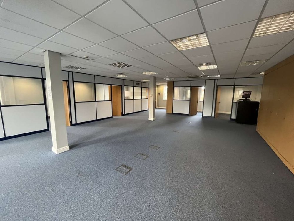 Office in Burton On Trent - photo 3