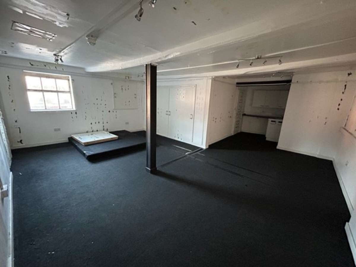 Office in Leek - photo 3