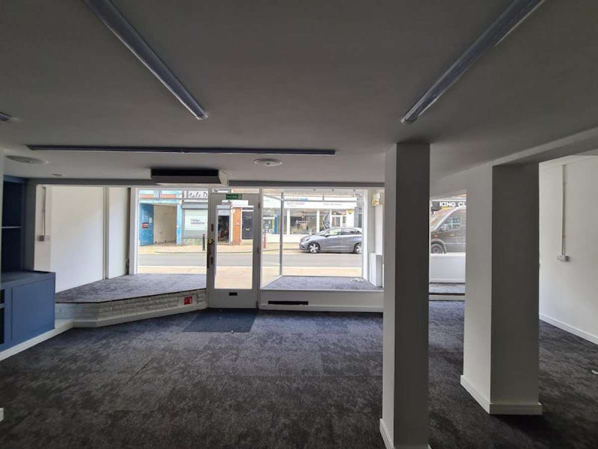Retail/Shop in Chertsey - photo 2