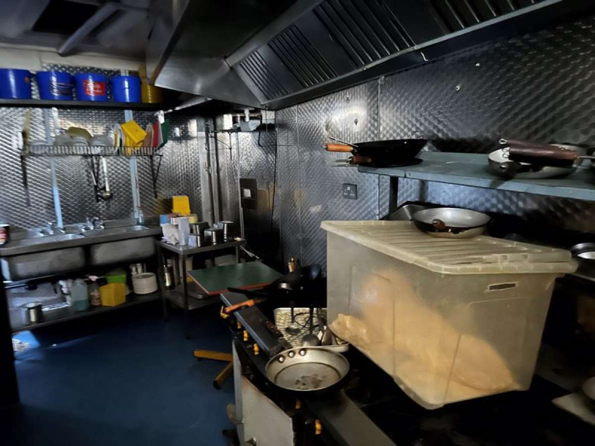 Retail/Shop in Stoke-On-Trent - photo 4