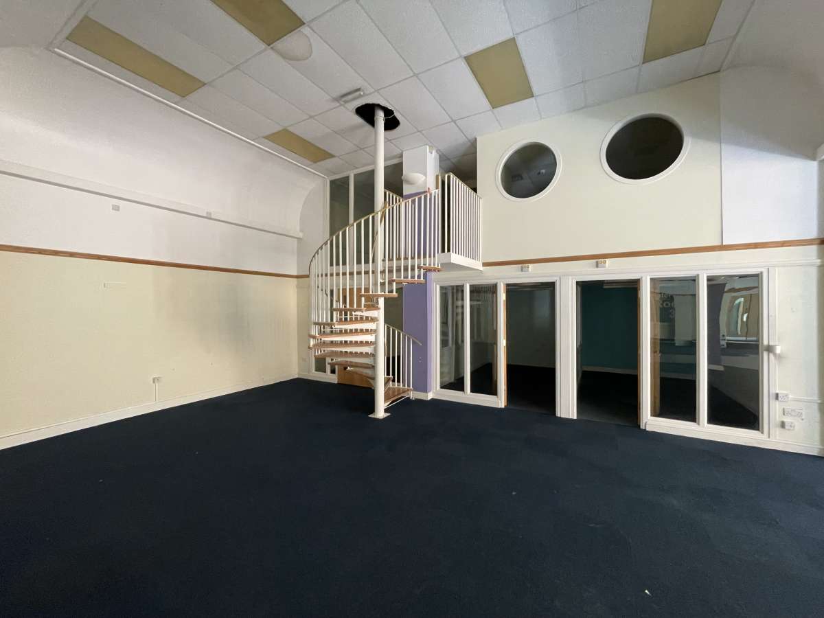 Retail/Shop in Halifax - photo 4