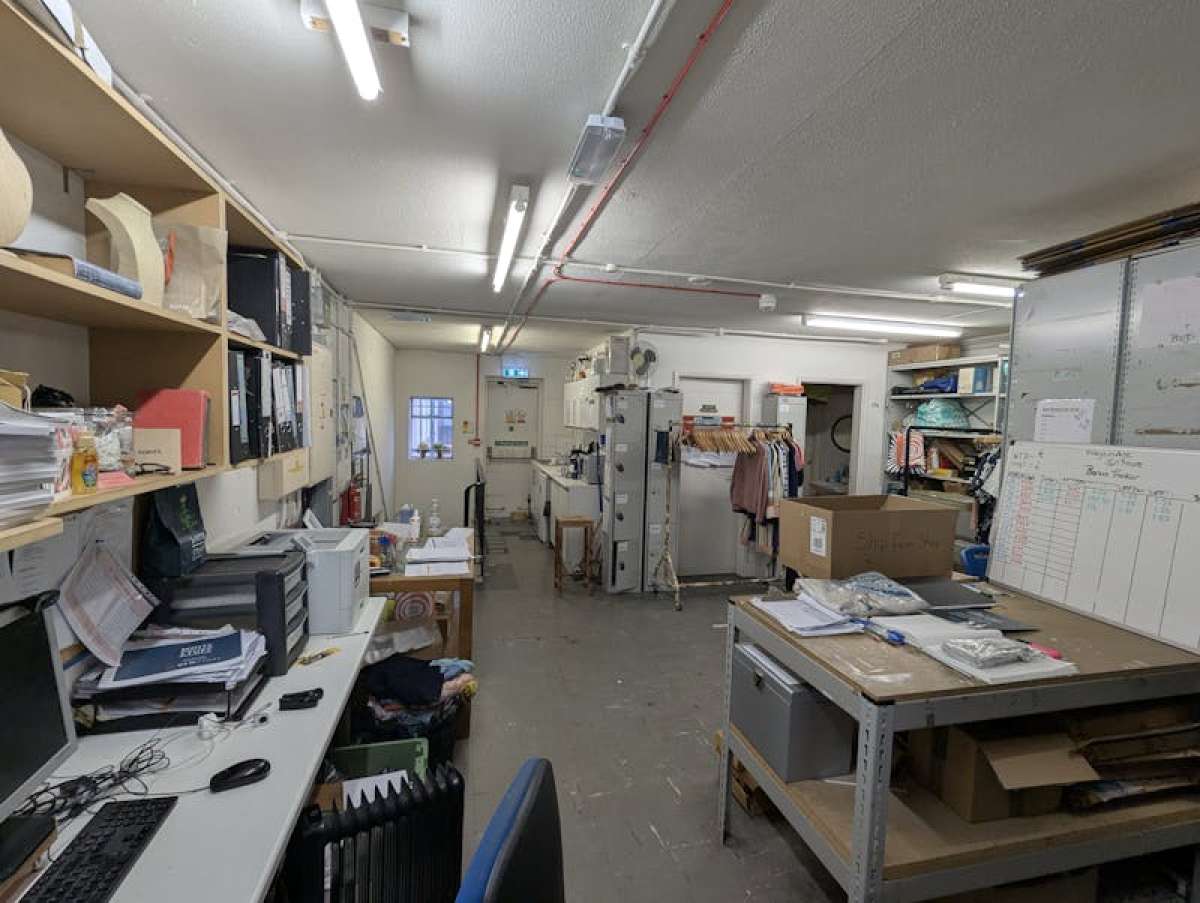 Retail/Shop in Weybridge - photo 4