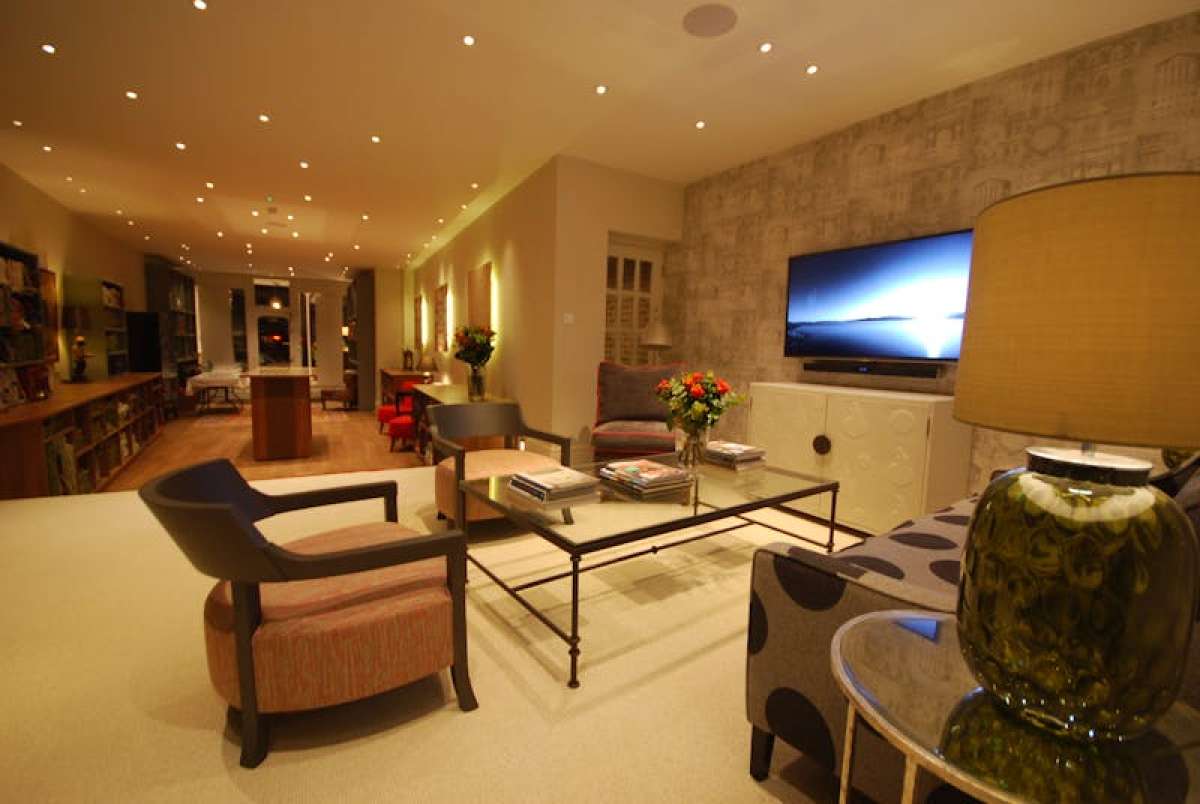 Retail/Shop in Hook - photo 3