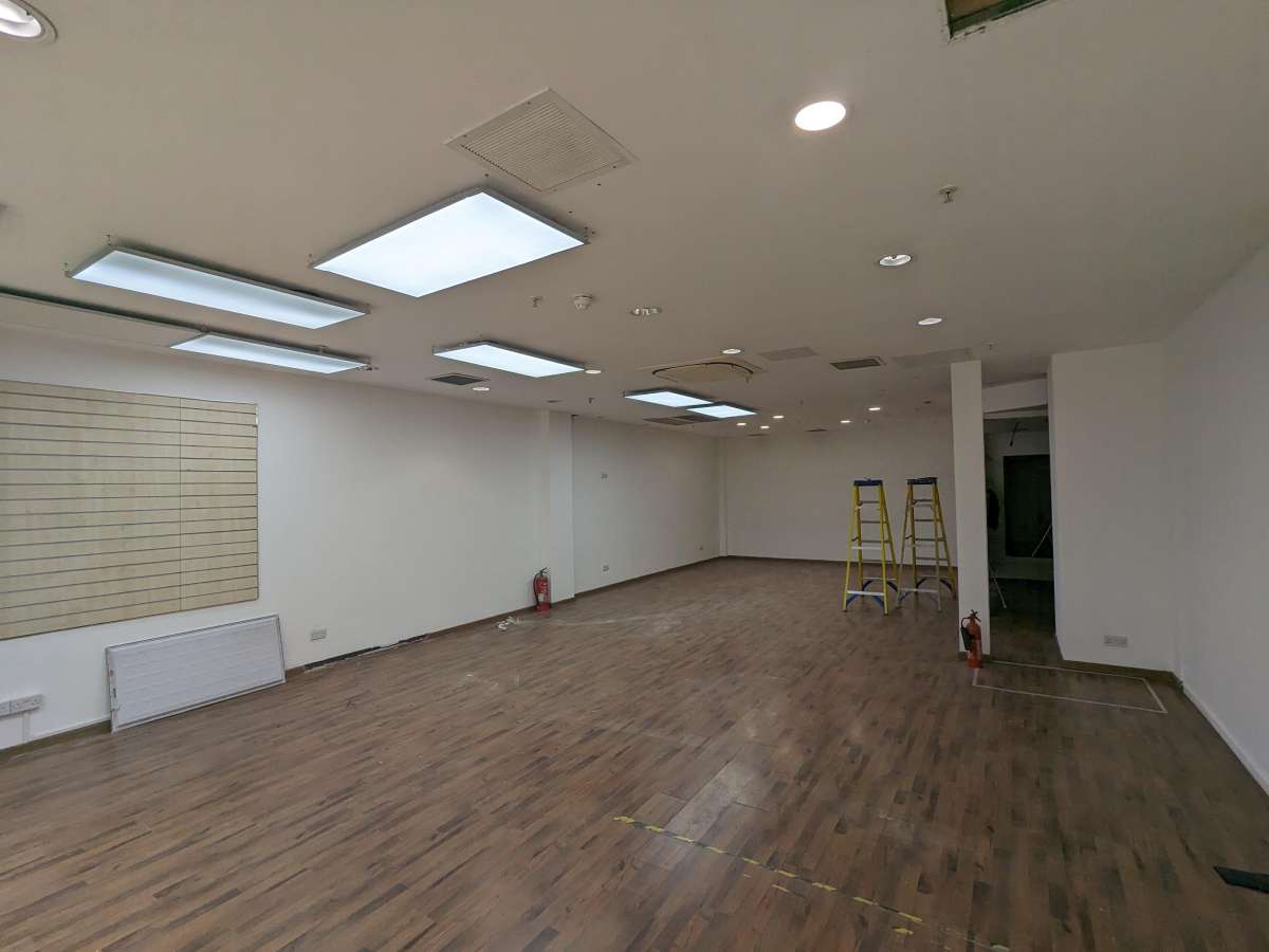 Retail/Shop in Kingston-Upon-Thames - photo 4