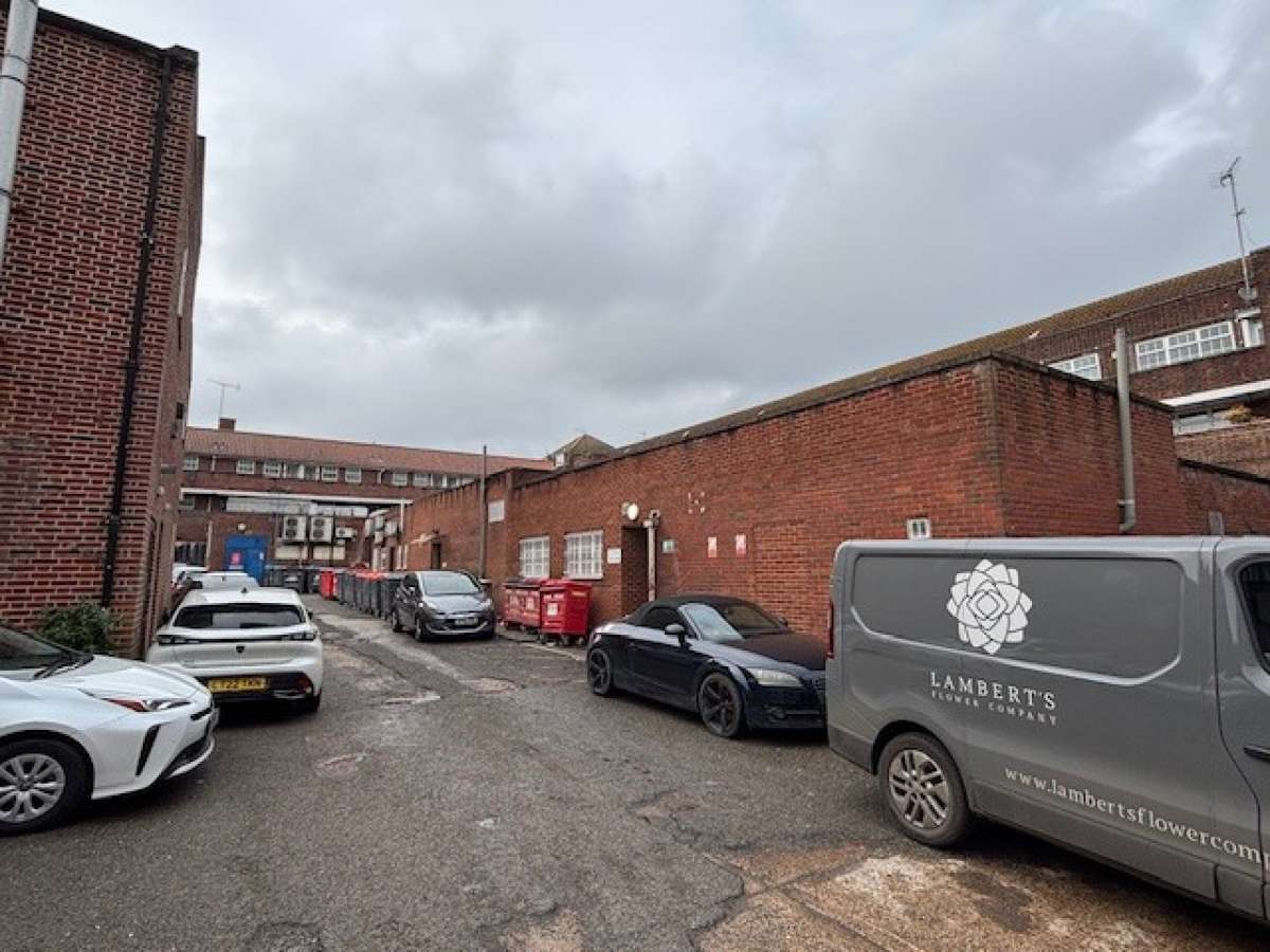 Retail/Shop in Welwyn Garden City - photo 3