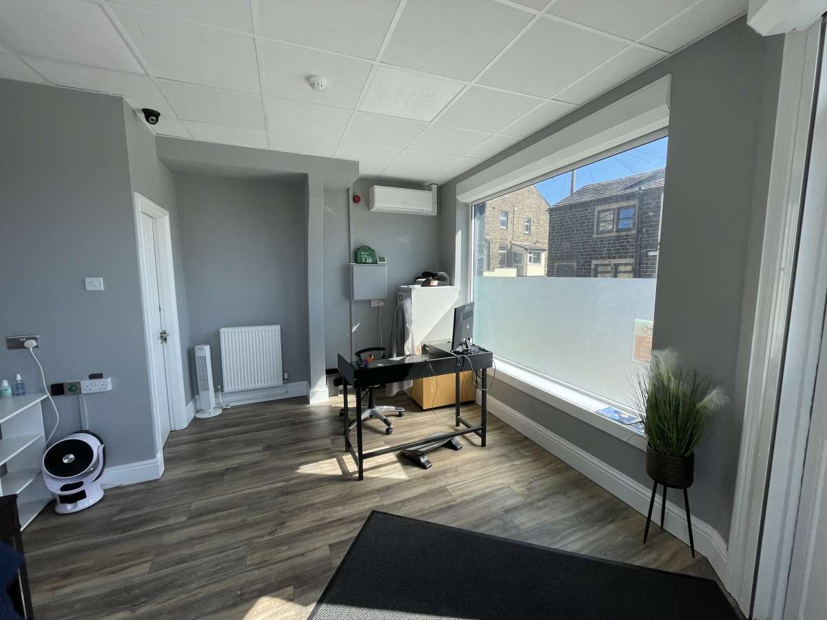 Retail/Shop in Bradford - photo 3