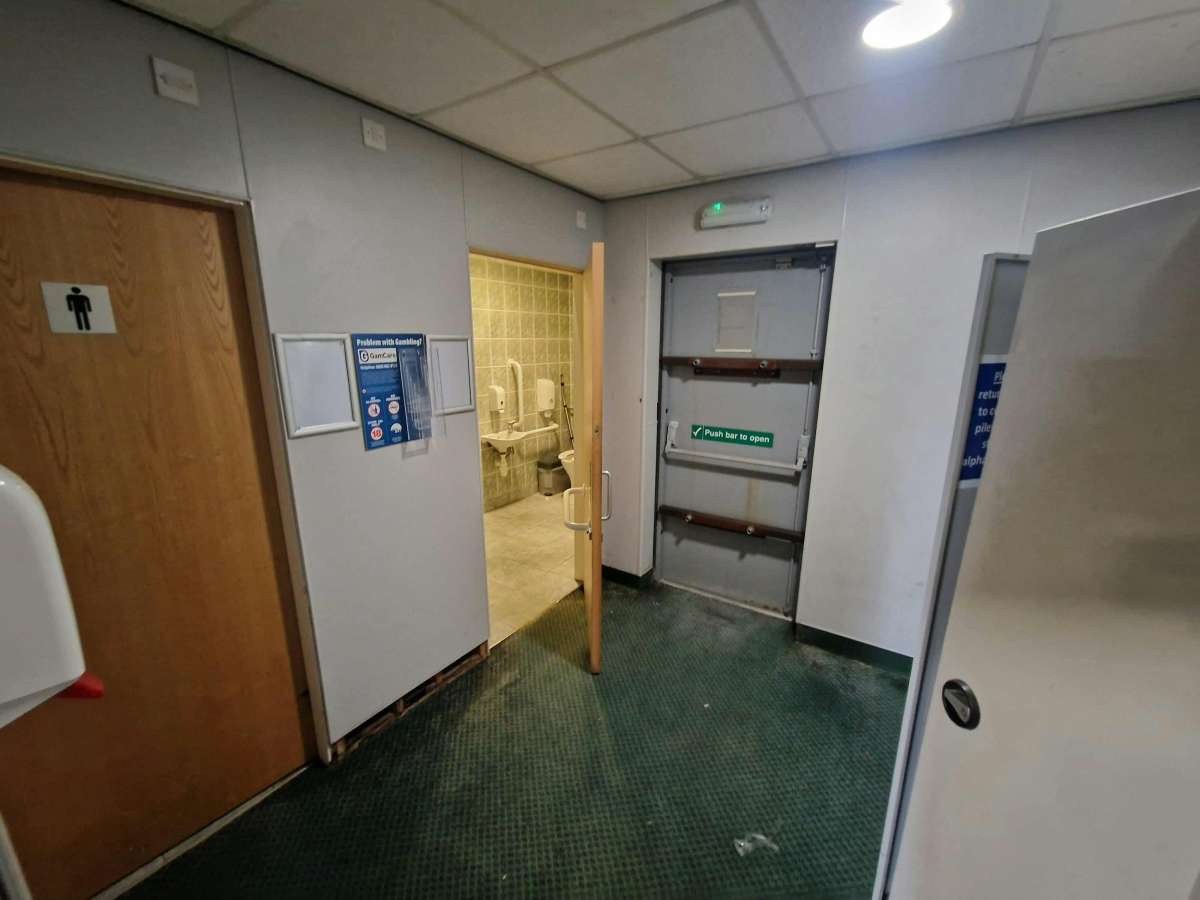 Retail/Shop in Waterlooville - photo 3