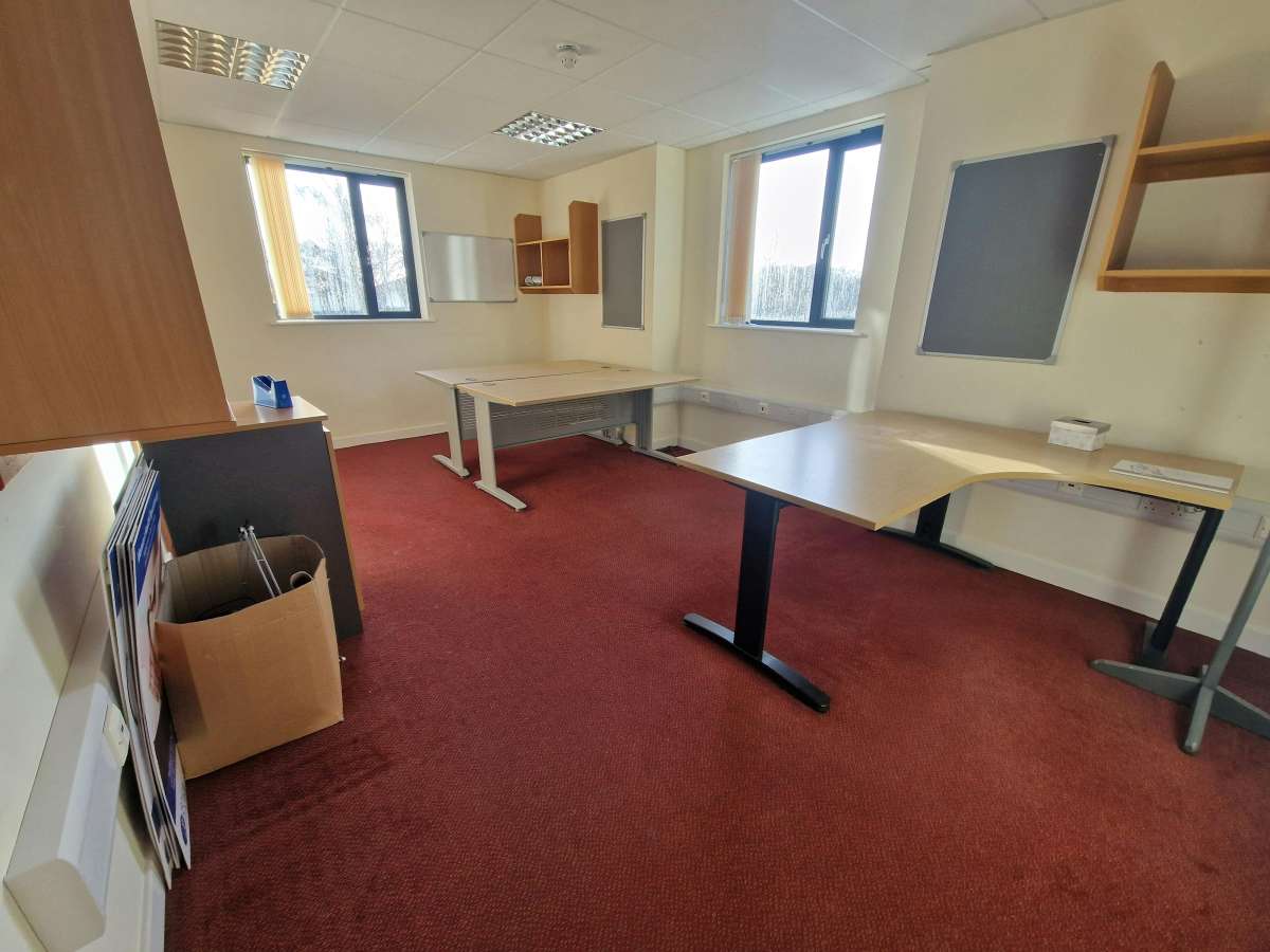 Retail/Shop in Waterlooville - photo 4