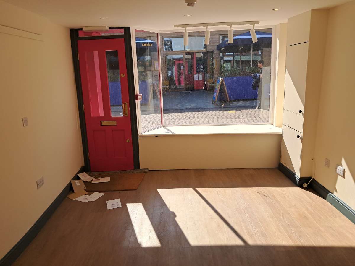 Retail/Shop in Lincoln - photo 2