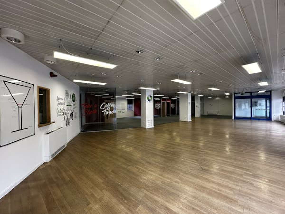 Retail/Shop in Worcester - photo 2