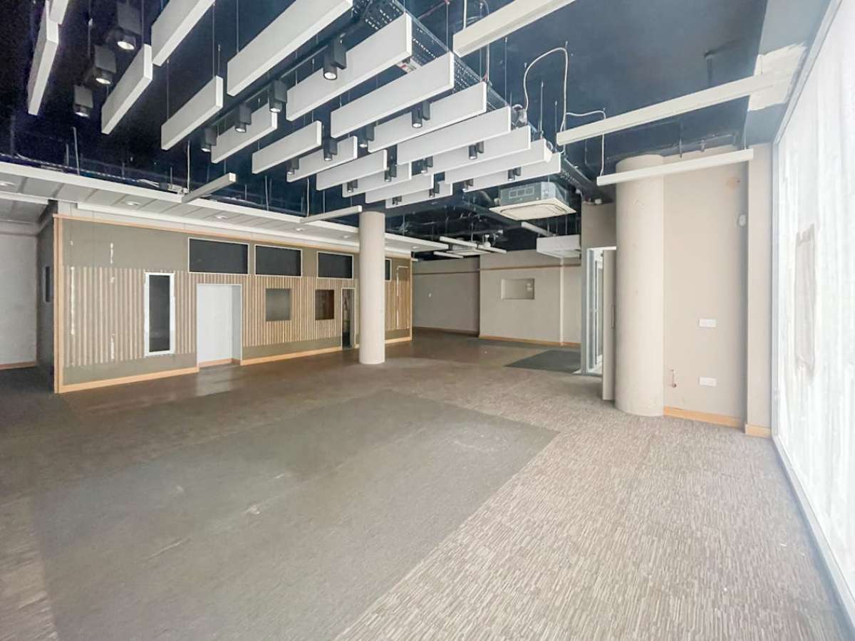 Retail/Shop in Farnborough - photo 2