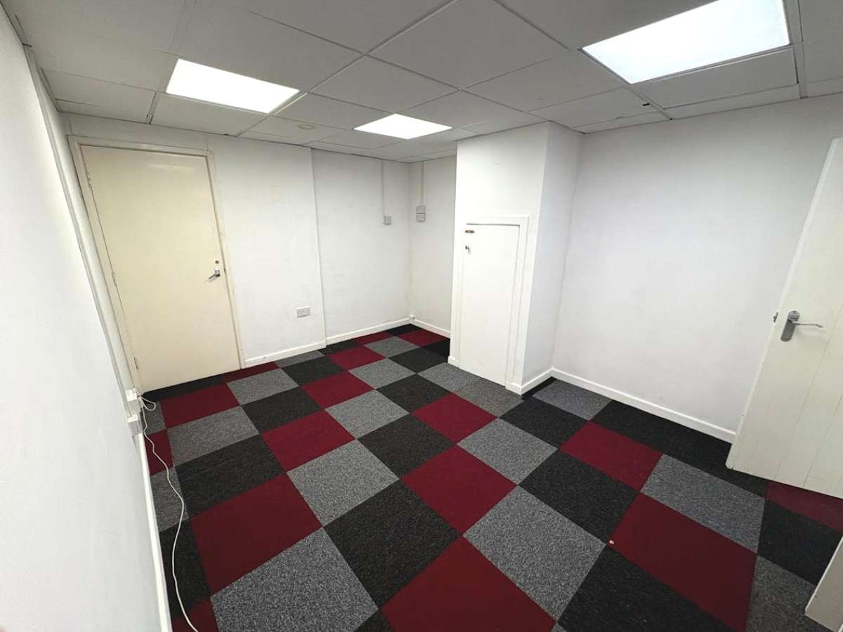 Retail/Shop in Bournemouth - photo 4