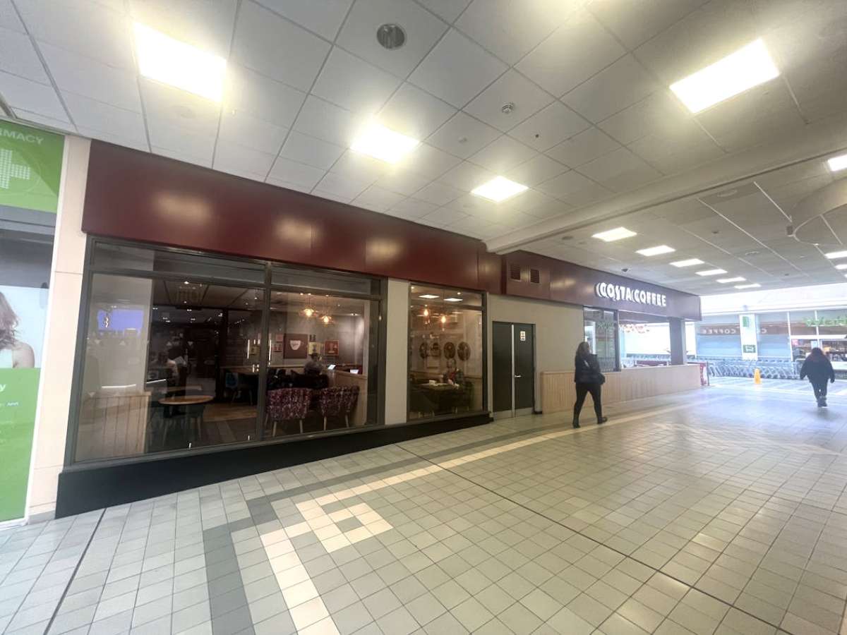 Retail/Shop in Fleet - photo 3