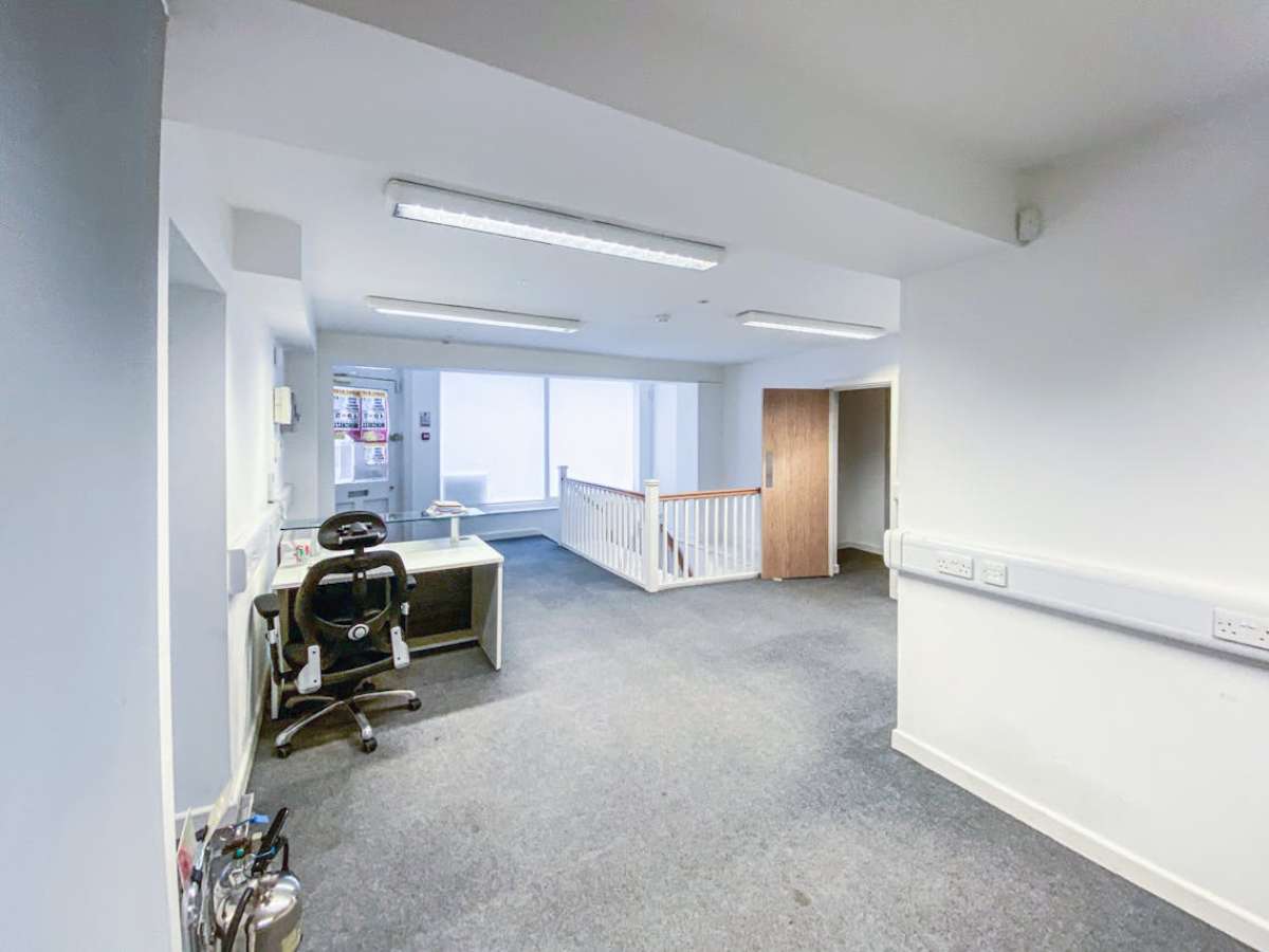 Retail/Shop in Winchester - photo 2