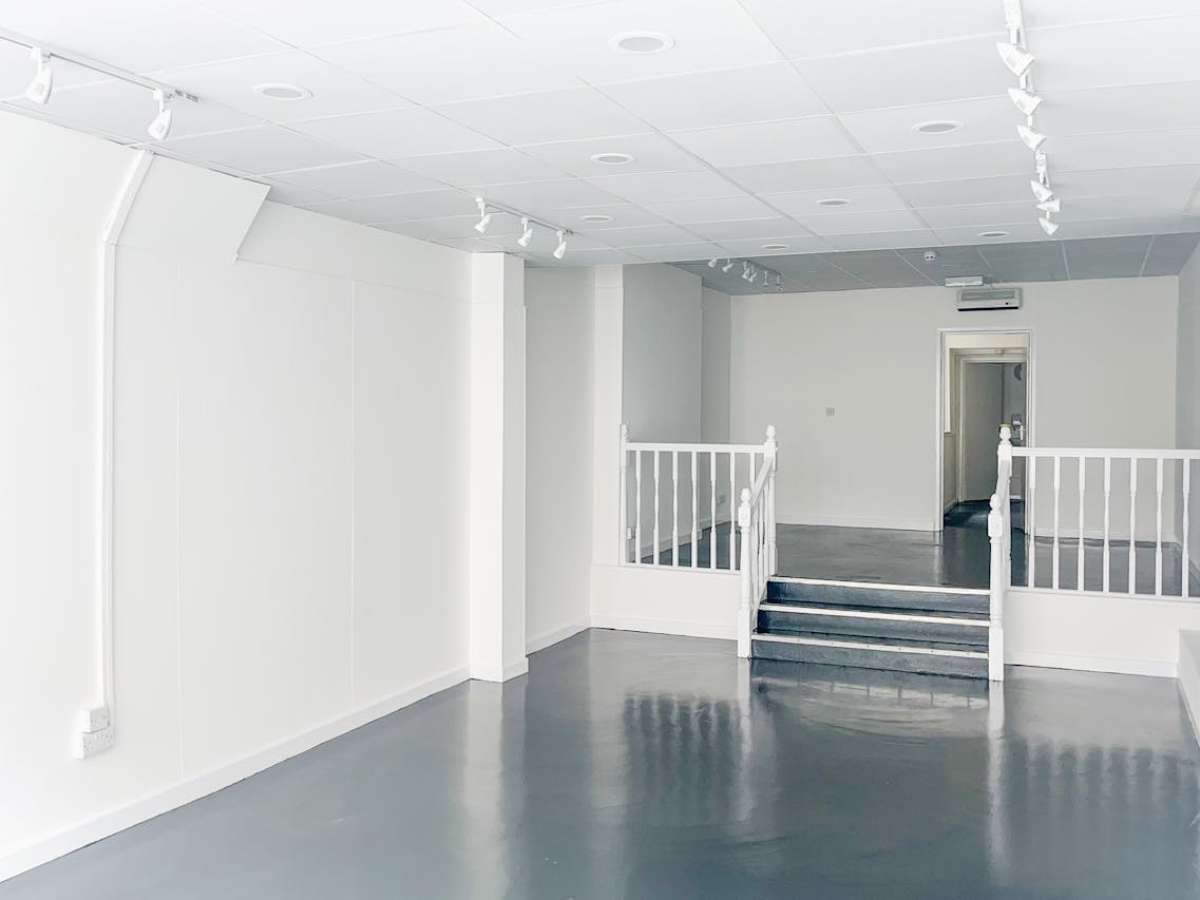 Retail/Shop in Winchester - photo 2