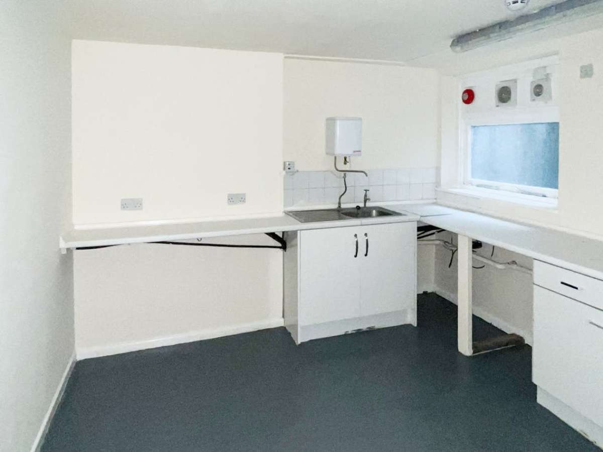 Retail/Shop in Winchester - photo 3