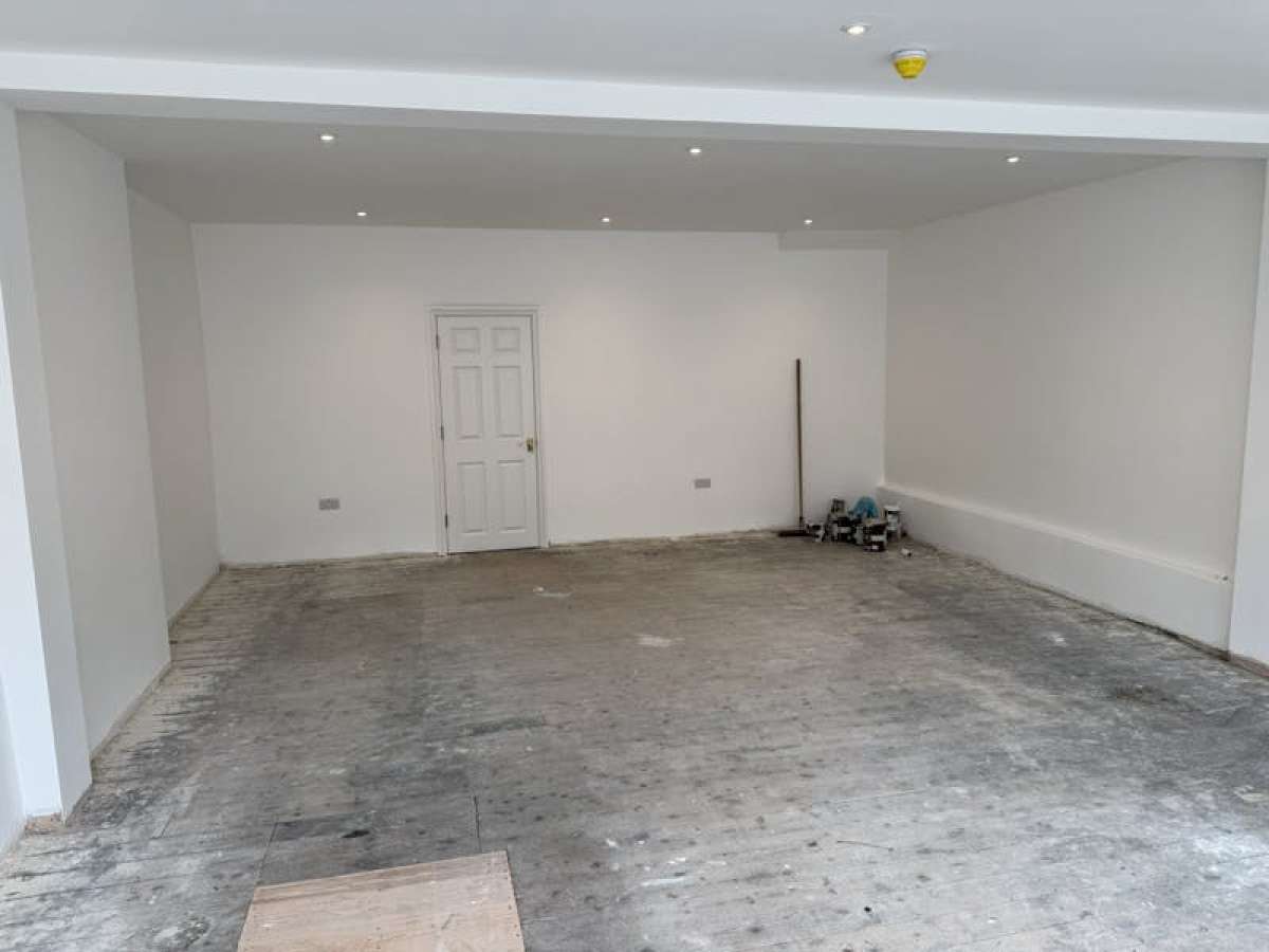 Retail/Shop in Chertsey - photo 3