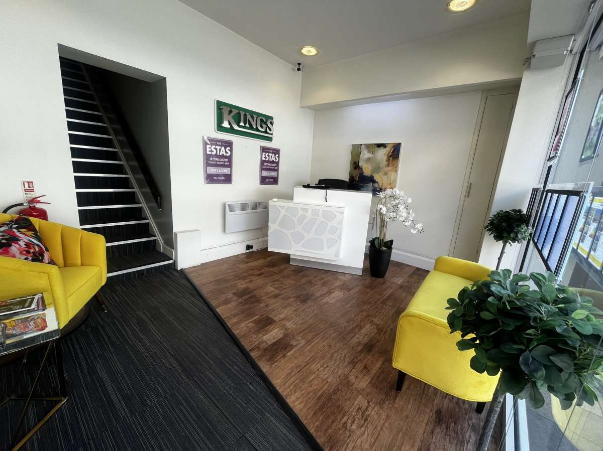 Retail/Shop in Maidenhead - photo 2