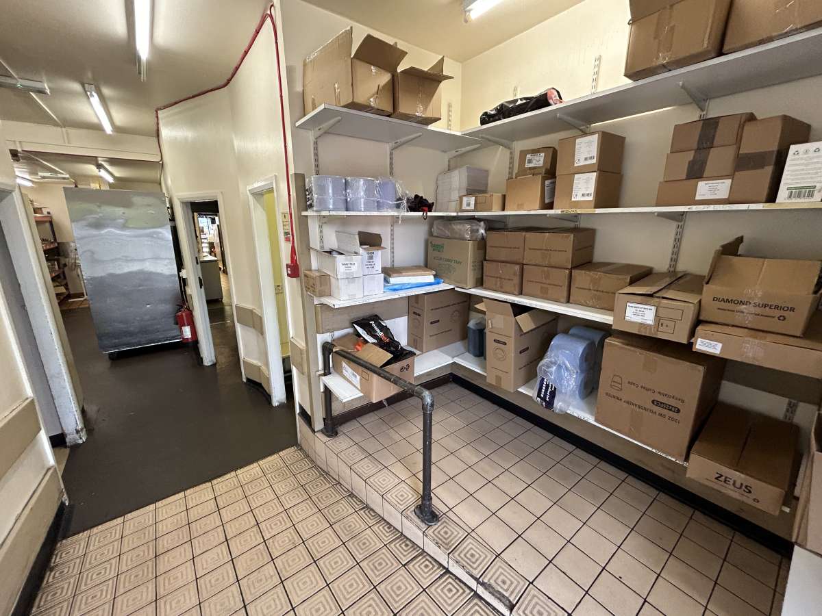 Retail/Shop in Sale - photo 4