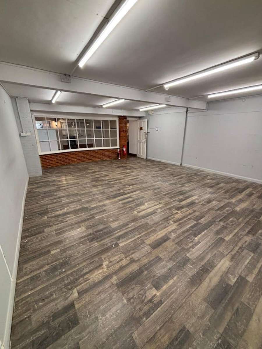 Retail/Shop in Odiham - photo 3