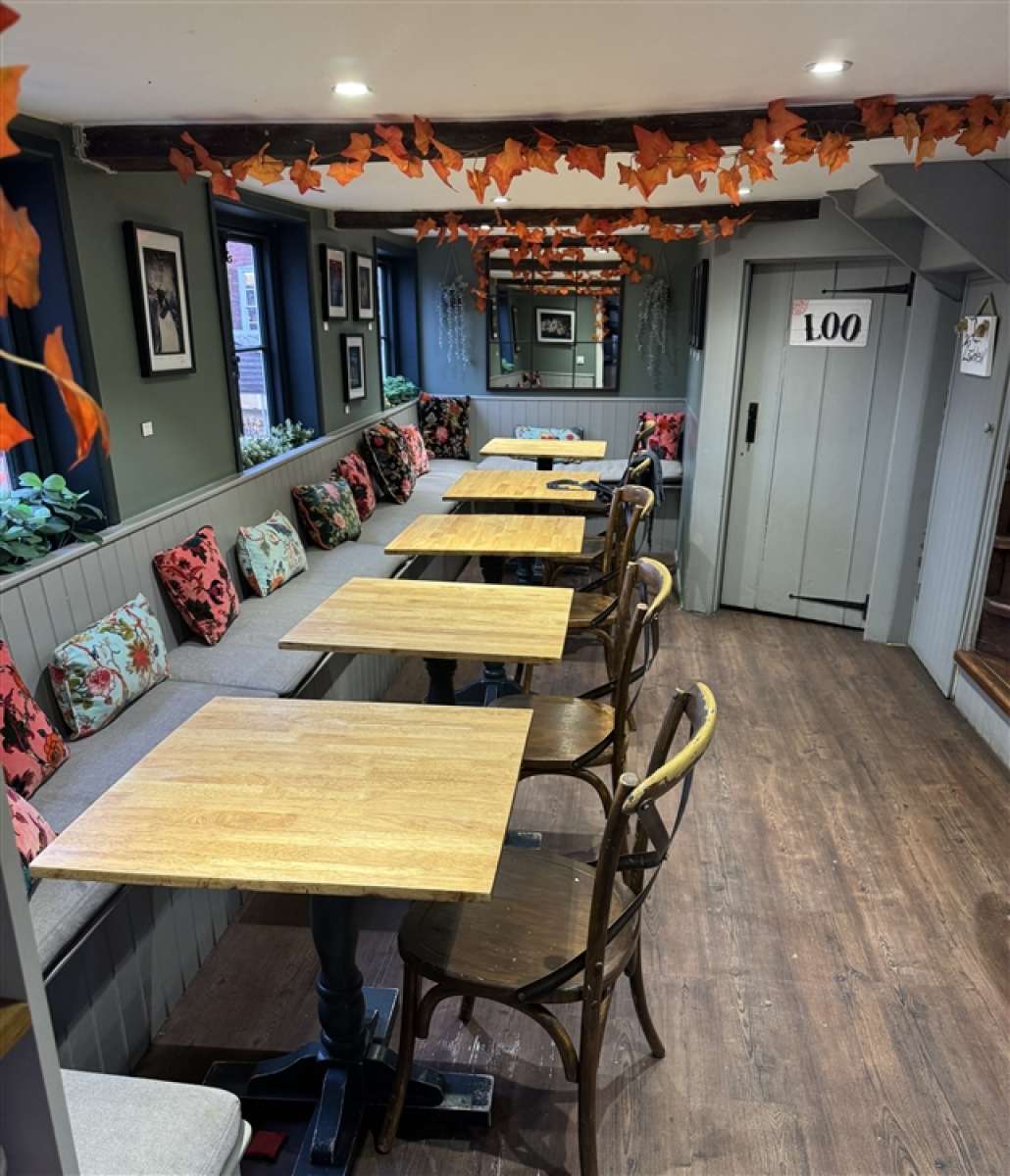 Retail/Shop in London - photo 2