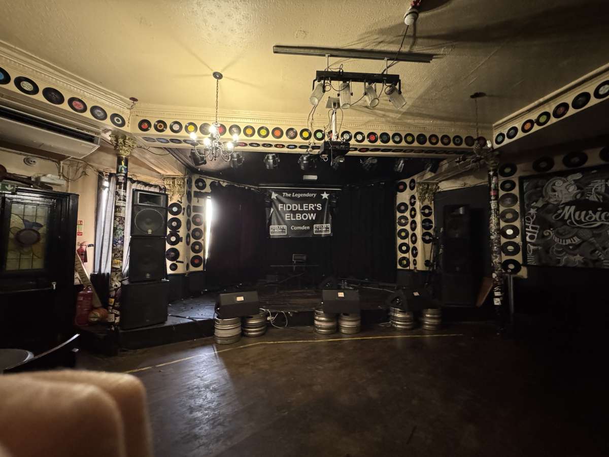 Retail/Shop in London - photo 4