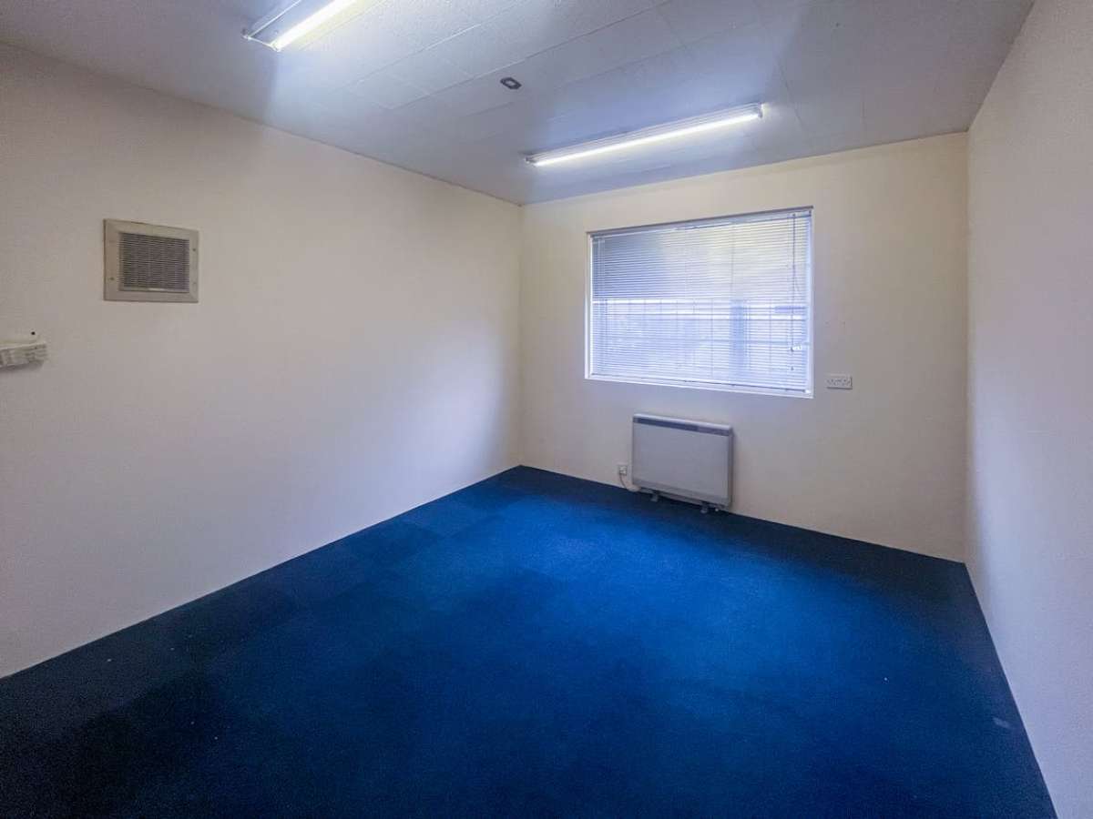 Retail/Shop in Ferndown - photo 2