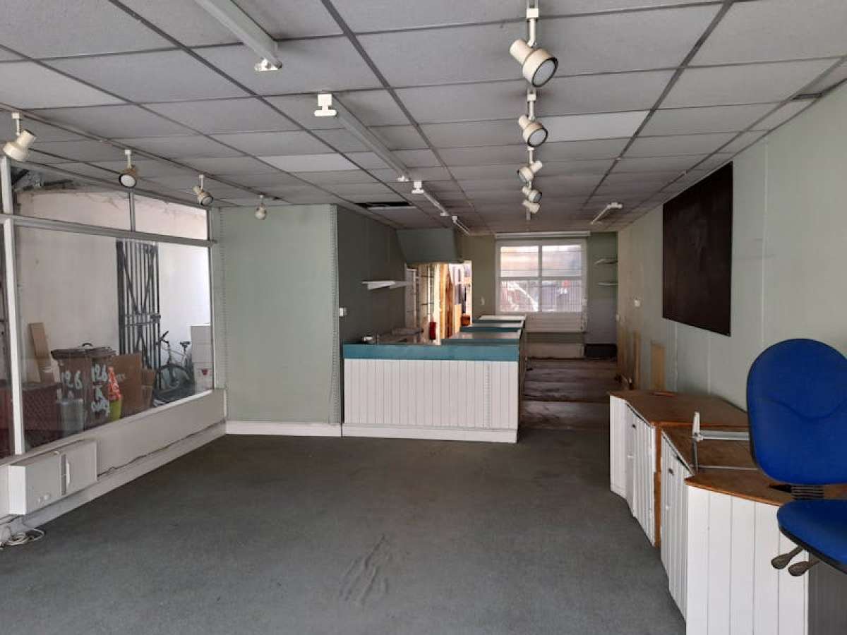 Retail/Shop in Worcester Park - photo 2