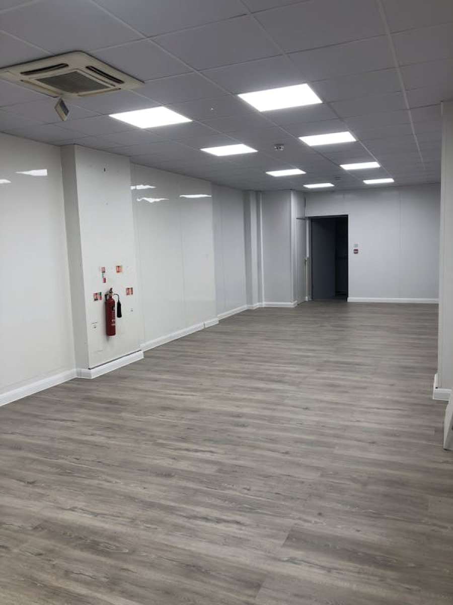 Retail/Shop in Guildford - photo 3