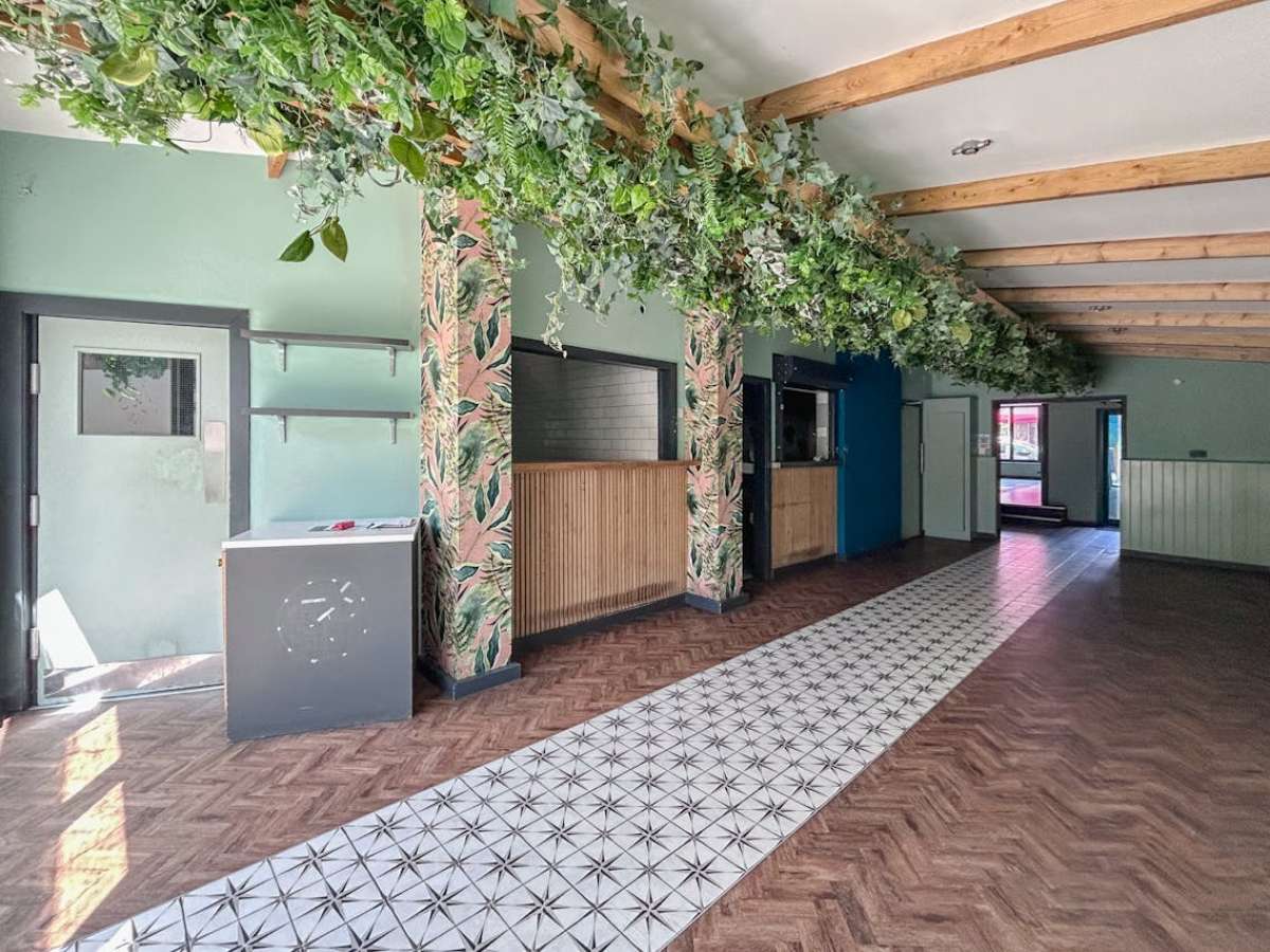 Retail/Shop in Bournemouth - photo 2