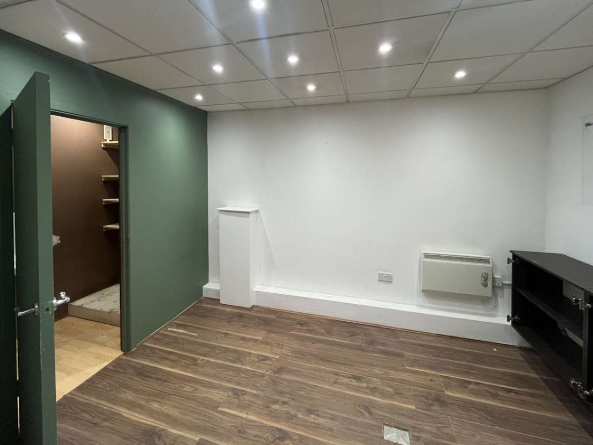 Retail/Shop in Poole - photo 3