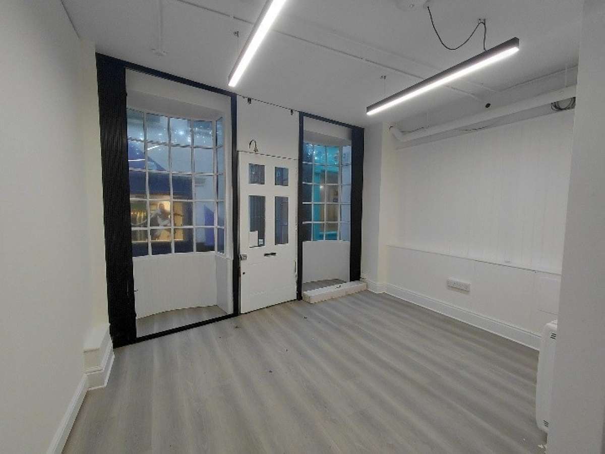 Retail/Shop in Brighton - photo 2