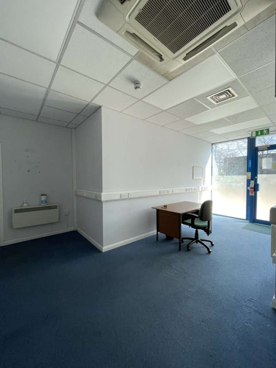 Retail/Shop in Stoke Newington - photo 3