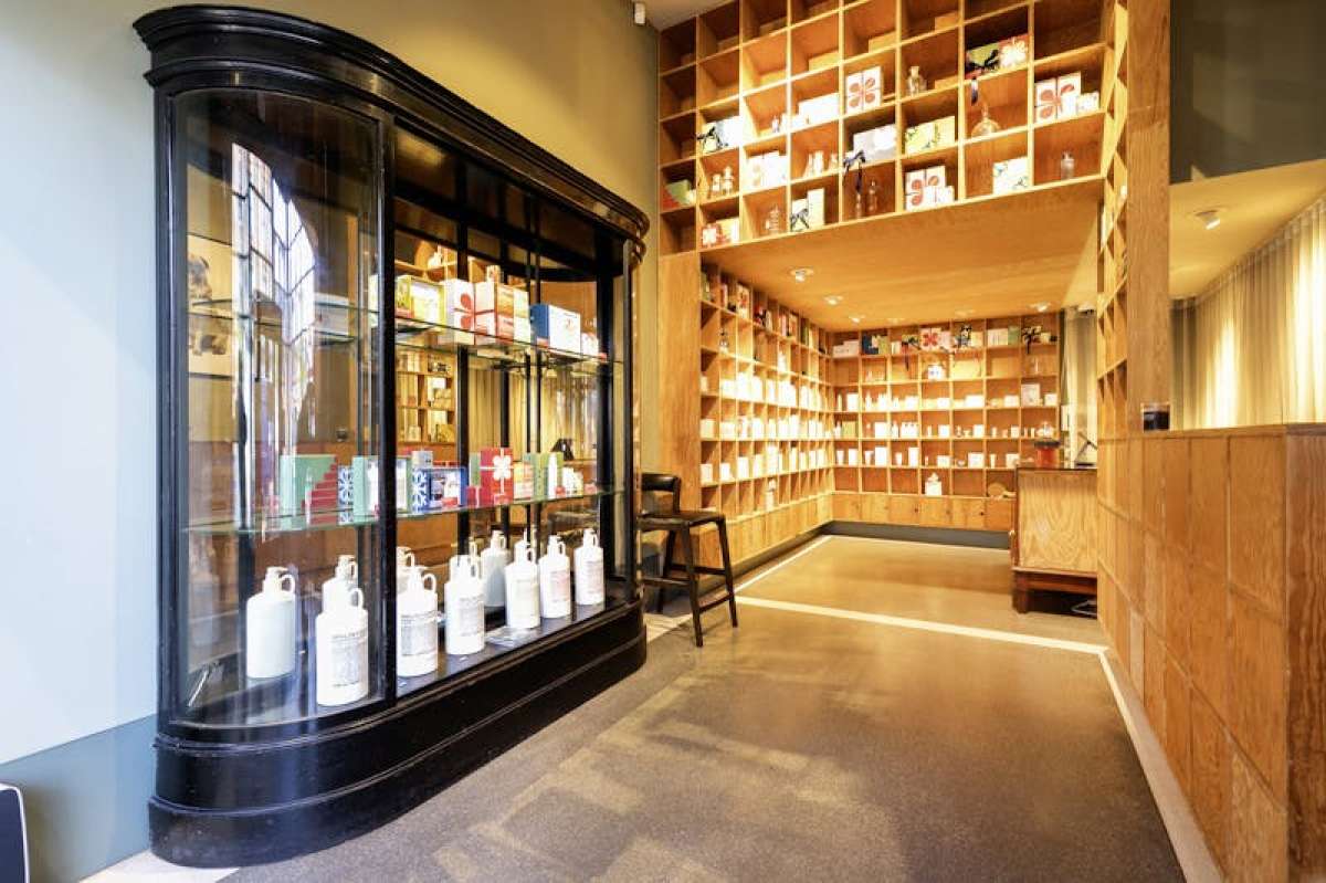 Retail/Shop in London - photo 3