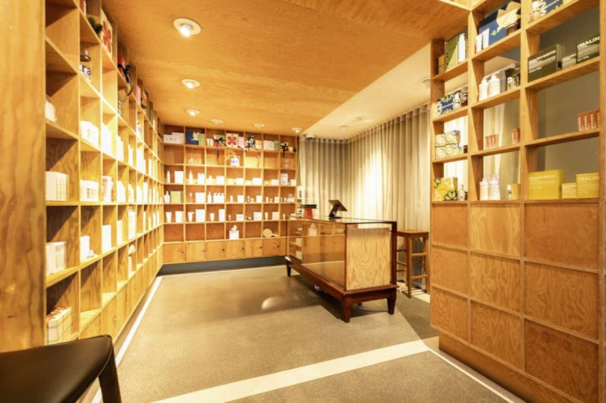 Retail/Shop in London - photo 4